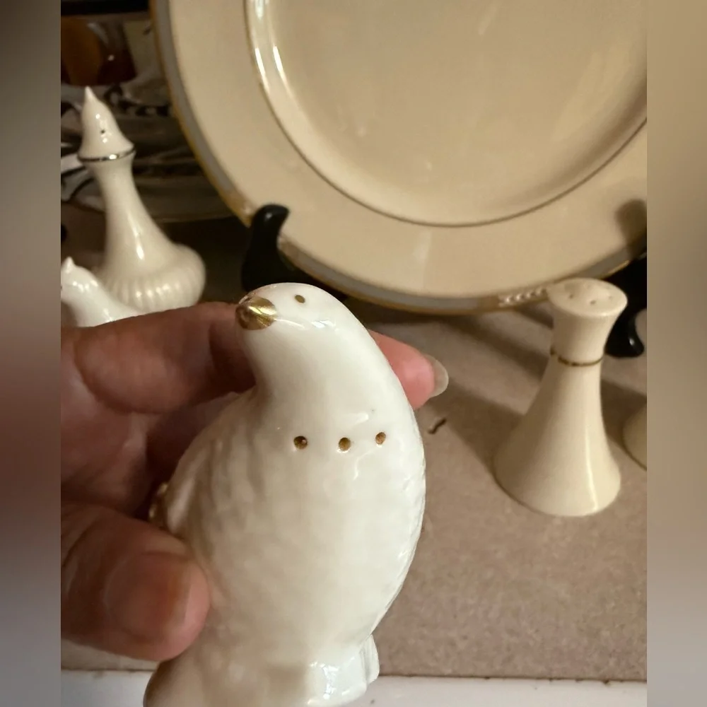 Lenox dove salt & pepper shaker cream & 24k gold hand painted .made in USA